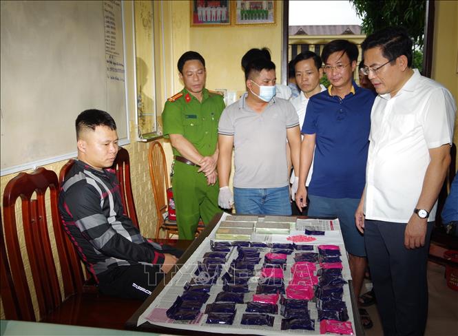 Trong ảnh: Đại tá Đỗ Hoài Nam, Phó Giám đốc, Thủ trưởng cơ quan Cảnh sát điều tra, Công an tỉnh Hà Nam, chỉ đạo các lực lượng lấy lời khai đối tượng Nguyễn Cường Thắng và tang vật vụ án. Ảnh: TTXVN phát