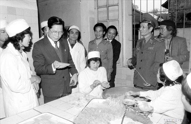 Phó Chủ tịch Hội đồng Bộ trưởng Nguyễn Khánh thăm khoa dược của Học viện Quân y nhân kỷ niệm 40 năm Ngày thành lập Học viện (10/3/1948 – 10/3/1988). Ảnh: Minh Đạo – TTXVN