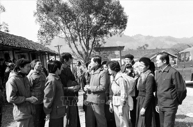 Phó Chủ tịch Hội đồng Bộ trưởng Nguyễn Khánh, đại biểu Quốc hội tỉnh Bắc Thái gặp gỡ cử tri huyện Na Rì trước kỳ họp thứ 8, Quốc hội khóa VIII (1990). Ảnh: Kim Hùng – TTXVN