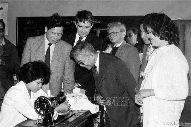Phó Thủ tướng Nguyễn Khánh thăm trường dạy nghề cho thanh niên dân tộc tỉnh Đắk Lắk (1992). Ảnh: Hữu Oai – TTXVN