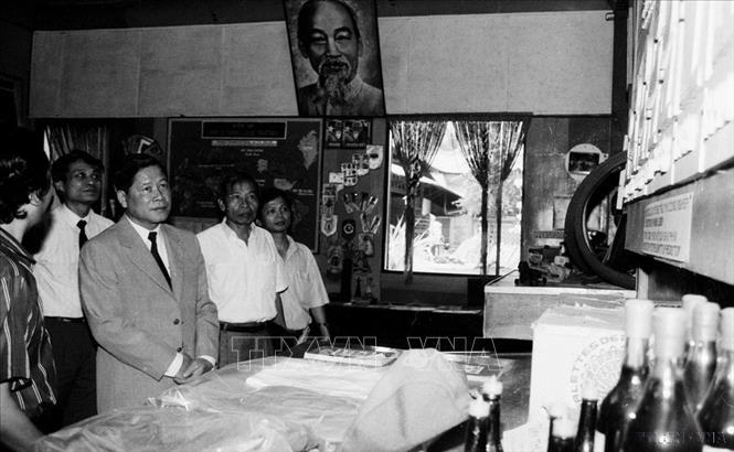 Phó Thủ tướng Nguyễn Khánh thăm phòng trưng bày sách báo, các loại thuốc cai nghiện ma túy của Trung tâm phòng, chống lạm dụng ma túy Thành phố Hồ Chí Minh (1993). Ảnh: Tứ Hải - TTXVN