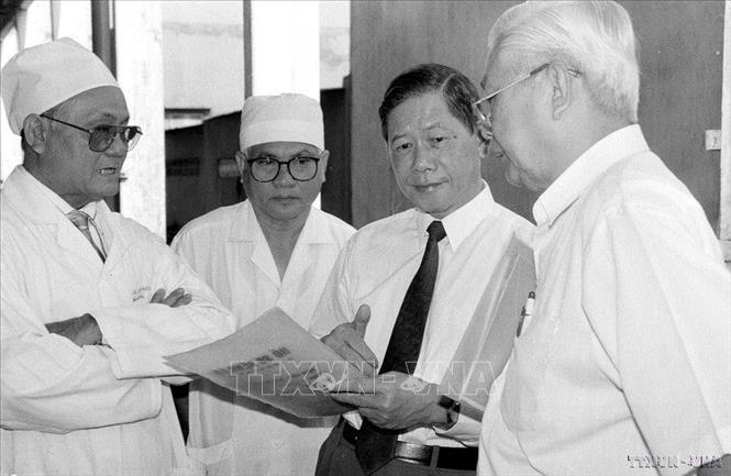 Phó Thủ tướng Nguyễn Khánh kiểm tra sổ khám bệnh và thực hiện chế độ, chính sách khám chữa bệnh đối với người nghèo tại Bệnh viện An Bình, Thành phố Hồ Chí Minh (1996). Ảnh: Tứ Hải – TTXVN