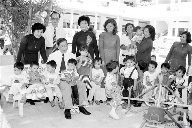 Phó Thủ tướng Nguyễn Khánh cùng lãnh đạo Thành phố Hồ Chí Minh thăm các cháu Trường mầm non thực hành 19/5. Ảnh:Tứ Hải – TTXVN
