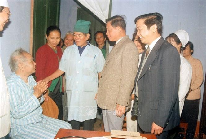 Phó Thủ tướng Nguyễn Khánh thăm hỏi bệnh nhân đang điều trị tại Bệnh viện đa khoa tỉnh Gia Lai (1992). Ảnh: Hữu Oai – TTXVN