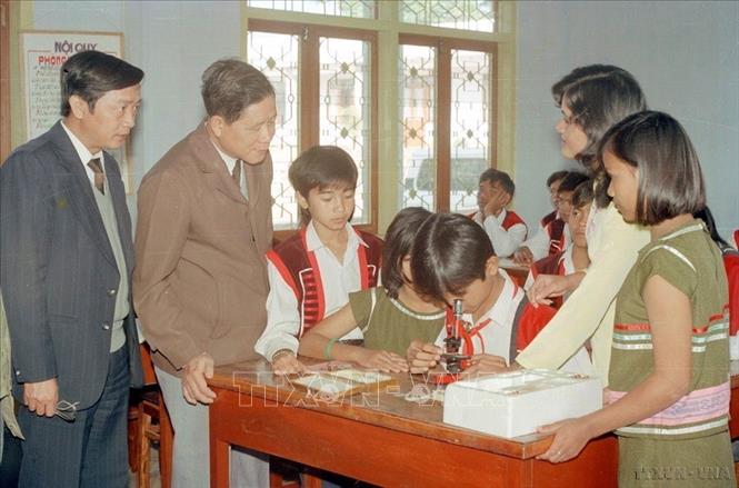 Phó Thủ tướng Nguyễn Khánh thăm trường PTTH dân tộc nội trú tỉnh Gia Lai (1992). Ảnh: Hữu Oai – TTXVN