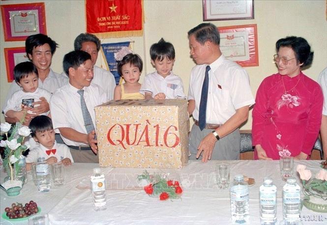 Nhân Ngày Quốc tế Thiếu nhi 1/6, Phó Thủ tướng Nguyễn Khánh đến thăm và tặng quà thiếu nhi phường Láng Hạ, quận Đống Đa (Hà Nội). Ảnh: Thu Hoài – TTXVN
