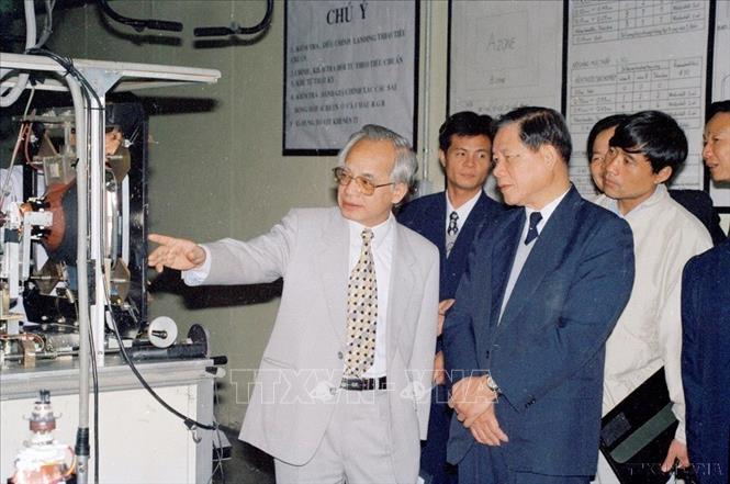 Phó Thủ tướng Nguyễn Khánh thăm Nhà máy lắp ráp tivi tại Khu công nghiệp kỹ thuật cao Sài Đồng (Gia Lâm, Hà Nội). Ảnh: Hà Thái – TTXVN