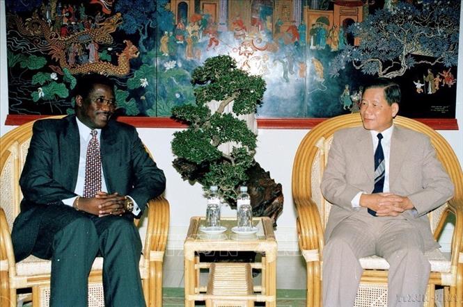 Phó Thủ tướng Nguyễn Khánh tiếp Đại sứ Cộng hòa Guinea (1997). Ảnh: Nguyễn Khang – TTXVN