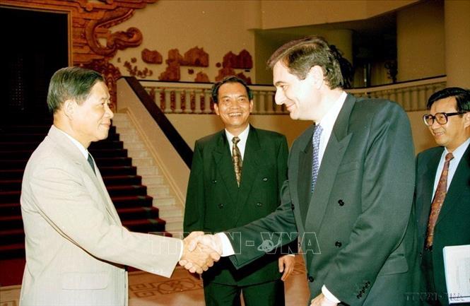 Phó Thủ tướng Nguyễn Khánh tiếp Đoàn Thanh tra Cộng hòa Argentina do ông Jorge Luis, Tổng Thanh tra Nhà nước Argentina kiêm Phó Chủ tịch Tổ chức thanh tra quốc tế làm trưởng đoàn (1997). Ảnh: Nguyễn Khang – TTXVN
