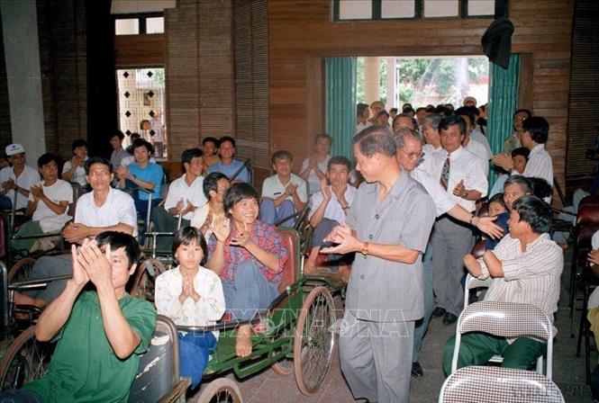 Phó Thủ tướng Nguyễn Khánh thăm Trung tâm điều dưỡng thương binh Thuận Thành (Bắc Ninh). Ảnh: Hữu Oai – TTXVN