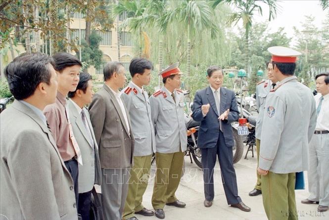 Ngày 11/11/1997, Phó Thủ tướng Nguyễn Khánh, Chủ tịch Ủy ban quốc gia tổ chức Hội nghị cấp cao lần thứ 7 các nước có sử dụng tiếng Pháp đến kiểm tra nơi ở của gần 600 cán bộ, chiến sĩ làm nhiệm vụ lái xe, bảo vệ Hội nghị. Ảnh: Trọng Nghiệp – TTXVN

