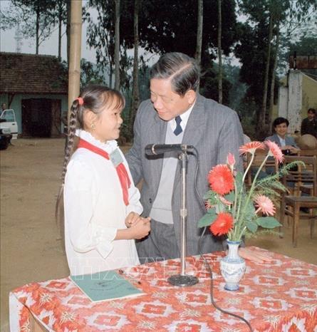 Phó Thủ tướng Nguyễn Khánh trò chuyện với học sinh trường PTTH thị xã Bắc Kạn, trường tiên tiến xuất sắc nhất tỉnh nhân dịp Xuân Đinh Sửu (1997). Ảnh: Đỗ Hảo – TTXVN
