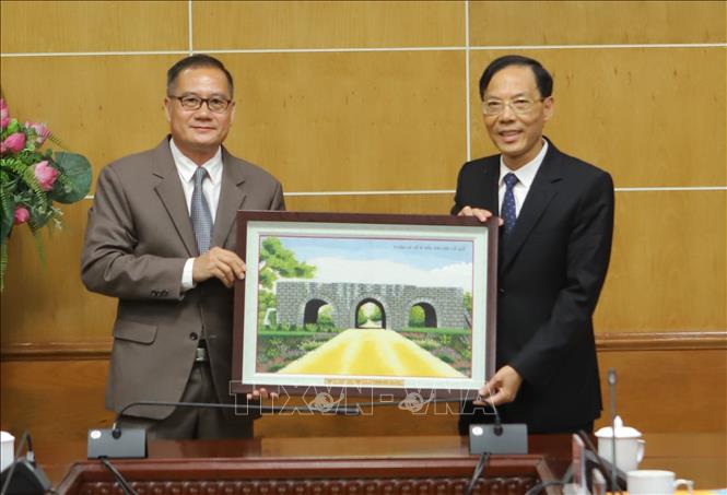 Phó Chủ tịch UBND tỉnh Thanh Hoá Đầu Thanh Tùng tặng quà lưu niệm cho Tổng Giám đốc Thông tấn xã Pathet Lào (KPL) Khampheuy Philapha. Ảnh: TTXVN phát 