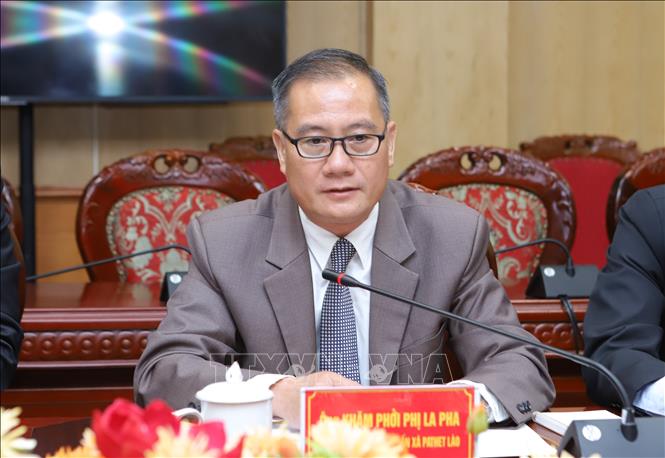 Tổng Giám đốc Thông tấn xã Pathet Lào (KPL) Khampheuy Philapha phát biểu tại buổi làm việc. Ảnh: TTXVN phát 