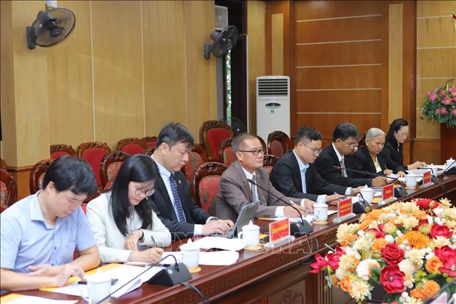 Các đại biểu Thông tấn xã Pathet Lào (KPL) và TTXVN tại buổi làm việc. Ảnh: TTXVN phát  