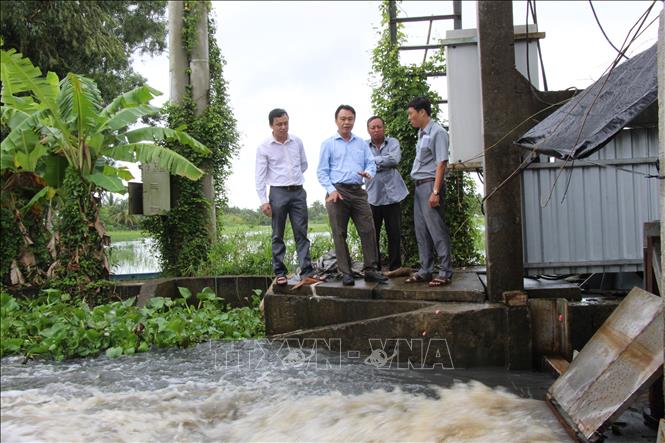 Trong ảnh: Đoàn công tác của Chi cục Thủy lợi tỉnh Hậu Giang kiểm tra công tác vận hành các trạm bơm, cống trên tuyến đê bao Long Mỹ - Vị Thanh. Ảnh: Nguyễn Hằng - TTXVN