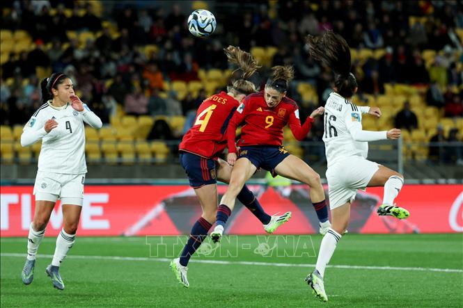 Tiền đạo Esther Gonzalez ( số 9) và hậu vệ Irene Paredes (số 4) đội Tây Ban Nha tranh bóng quyết liệt với các cầu thủ đội Costa Rica. Ảnh: AFP/TTXVN