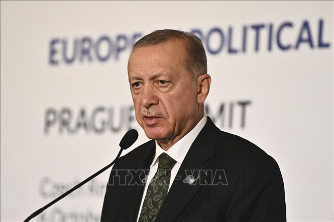 (Tư liệu) Tổng thống Thổ Nhĩ Kỳ Recep Tayyip Erdogan trong cuộc họp báo tại Hội nghị Cộng đồng chính trị châu Âu ở Prague, CH Séc. Ảnh: AFP/TTXVN