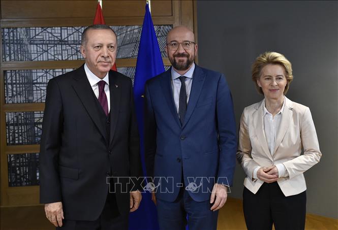 (Tư liệu, từ trái sang) Tổng thống Thổ Nhĩ Kỳ Recep Tayyip Erdogan, Chủ tịch Hội đồng châu Âu Charles Michel và Chủ tịch Ủy ban châu Âu Ursula von der Leyen trong cuộc gặp tại Brussels, Bỉ. Ảnh: AFP/TTXVN