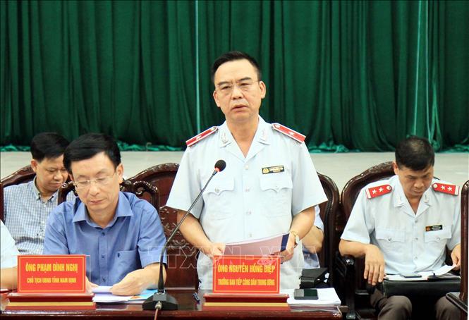 Ông Nguyễn Hồng Điệp, Trưởng Ban tiếp Công dân Trung ương giải đáp những thắc mắc của người dân. Ảnh: Thái Thuần – TTXVN