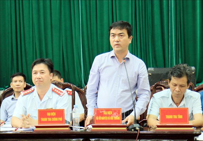 Đại diện Bộ Tài nguyên và Môi trường giải đáp những thắc mắc của người dân. Ảnh: Thái Thuần – TTXVN