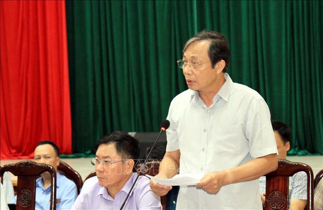 Bí thư huyện Nghĩa Hưng Sái Hồng Thanh trao đổi trực tiếp với người dân. Ảnh: Thái Thuần – TTXVN