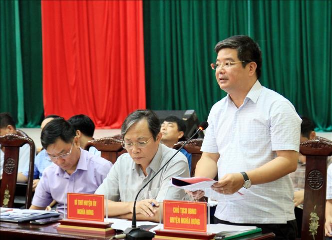 Chủ tịch UBND huyện Nghĩa Hưng Hoàng Trọng Nghĩa trao đổi trực tiếp với người dân. Ảnh: Thái Thuần – TTXVN