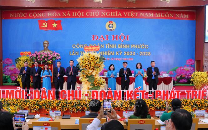 Trong ảnh: Tổng liên đoàn Lao động Việt Nam tặng hoa chúc mừng đại hội. Ảnh: Đậu Tất Thành - TTXVN