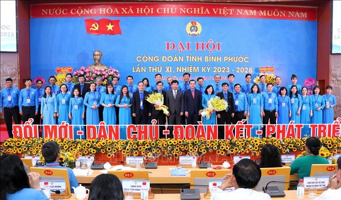 Trong ảnh: Lãnh đạo Tổng LĐLĐ Việt Nam và Tỉnh ủy Tỉnh Bình Phước tặng hoa chúc mừng Ban Chấp hành Liên đoàn Lao động tỉnh khóa XI nhiệm kỳ 2023-2028. Ảnh: Đậu Tất Thành – TTXVN.