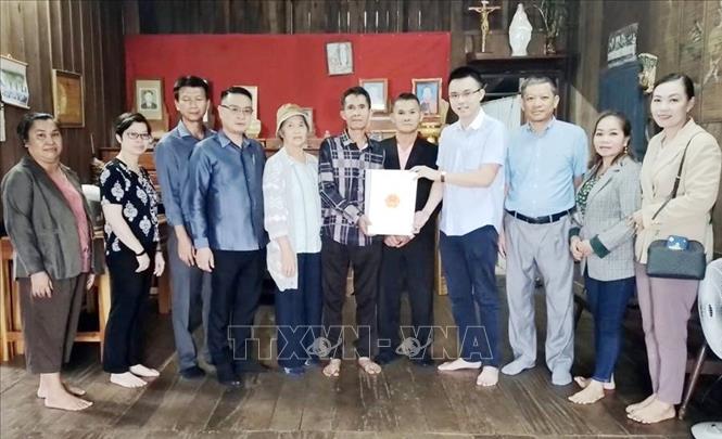 Trong ảnh: Đại diện Tổng Lãnh sự quán tại Pakse trao quà cho các gia đình thương binh - liệt sĩ, gia đình có công với cách mạng trên địa bàn tỉnh Champasak. Ảnh: TTXVN phát