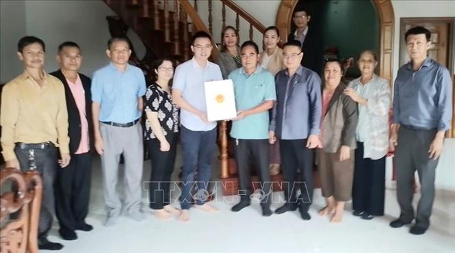 Trong ảnh: Đại diện Tổng Lãnh sự quán tại Pakse trao quà cho các gia đình thương binh - liệt sĩ, gia đình có công với cách mạng trên địa bàn tỉnh Champasak. Ảnh: TTXVN phát