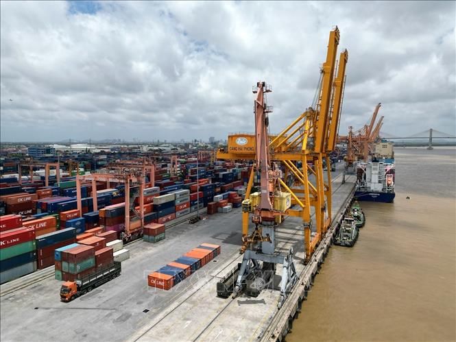 Cẩu giàn lớn chuyên dụng để xếp dỡ container lên xuống tàu theo phương thức nâng qua lan can tàu. Ảnh: Tuấn Anh  - TTXVN