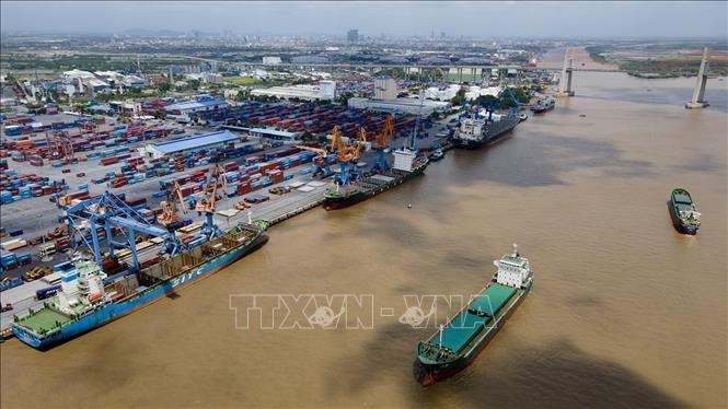 Cảng Hải Phòng đã thực hiện cung cấp một chuỗi các dịch vụ trọn gói cho khách hàng, bao gồm: vận tải – lai dắt – xếp dỡ hàng hóa. Ảnh: Tuấn Anh - TTXVN