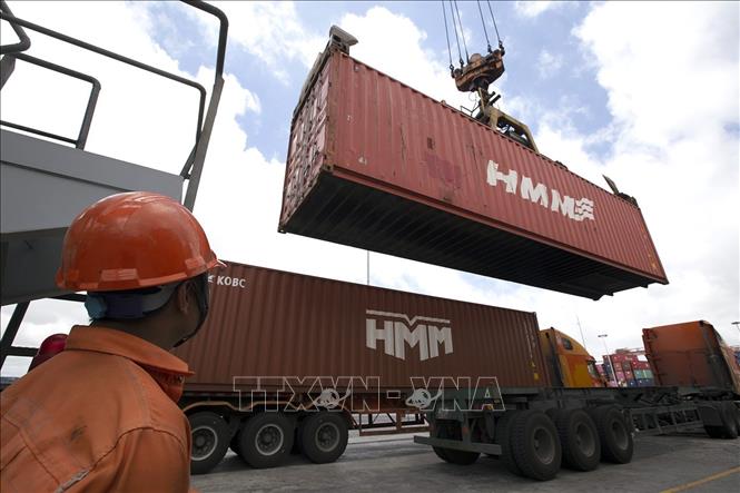 Bốc xếp hàng hóa tại cảng Tân Vũ. Ảnh: Tuấn Anh - TTXVN