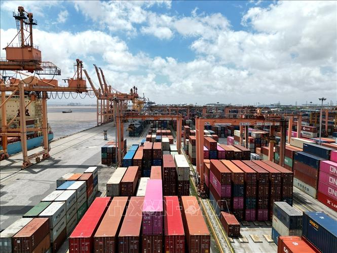 Cẩu tháp và kho bãi chứa container tại Cảng hải Phòng. Ảnh: Tuấn Anh - TTXVN
