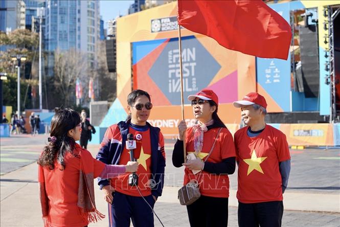 Các cổ động viên và người hâm mộ Việt Nam đã có mặt tại Công viên Tumbalong để cổ vũ đội tuyển bóng đá nữ Việt Nam trong trấn đấu đầu tiên lịch sử tại World Cup 2023. Ảnh: Nhóm phóng viên TTXVN tại Australia