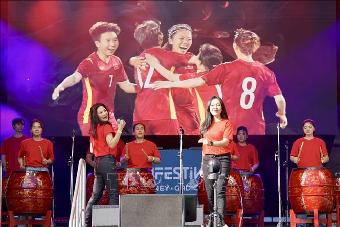Màn trình diễn của nhóm Viet Bamboo khuấy động không khí trận mở màn World Cup 2023 của đội tuyển bóng đá nữ Việt Nam. Ảnh: Nhóm phóng viên TTXVN tại Australia