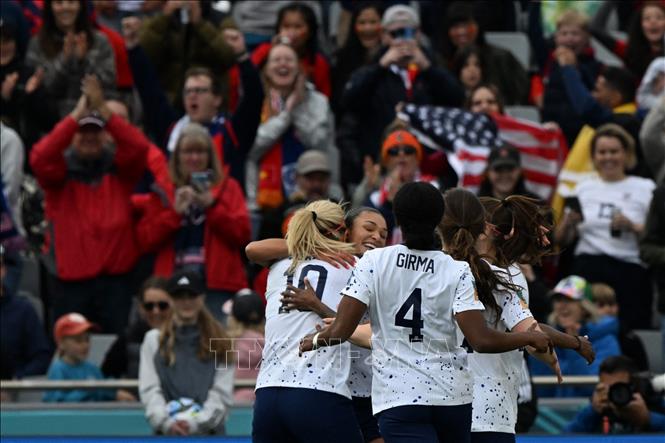 Pha ăn mừng bàn thắng mở tỷ số vào lưới tuyển Việt Nam của tiền đạo Mỹ Sophia Smith (thứ 2, trái, phía sau) cùng đồng đội. Ảnh: AFP/TTXVN