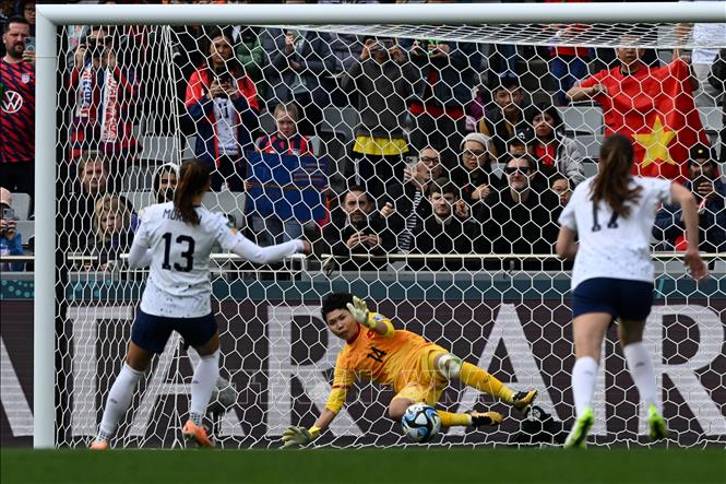 Thủ môn Trần Thị Kim Thanh (số 14) xuất sắc cản phá thành công pha sút phạt penalty của tiền đạo Mỹ Alex Morgan (số 13). Ảnh: AFP/TTXVN