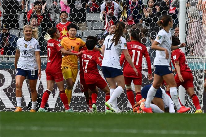 Thủ môn Trần Thị Kim Thanh (số 14) chia vui cùng đồng đội sau khi xuất sắc cản phá thành công pha sút phạt penalty của tiền đạo Mỹ Alex Morgan. Ảnh: AFP/TTXVN