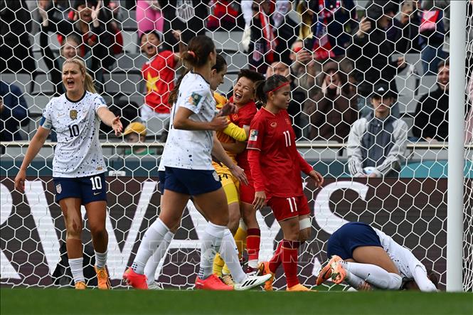 Thủ môn Trần Thị Kim Thanh (số 14) xuất sắc cản phá thành công pha sút phạt penalty của tiền đạo Mỹ Alex Morgan. Ảnh: AFP/TTXVN