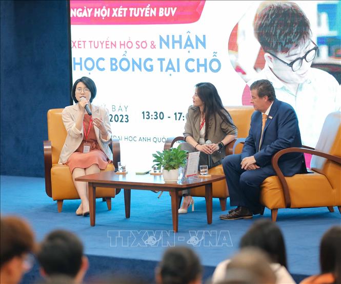 Ban tư vấn giải đáp các thắc mắc của phụ huynh khi đến với ngày hội xét tuyển BUV. Ảnh: Thanh Tùng - TTXVN  