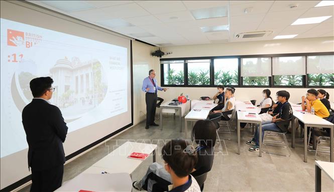 Học sinh trải nghiệm lớp học chuyên ngành của BUV. Ảnh: Thanh Tùng - TTXVN