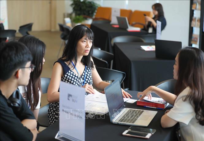 Tư vấn chuyên sâu về cơ hội học tập, lựa chọn ngành phù hợp cho học sinh và phụ huynh trong ngày hội xét tuyển BUV 2023. Ảnh: Thanh Tùng - TTXVN 