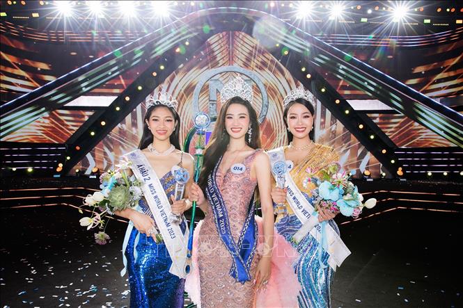 Trong ảnh: Huỳnh Trần Ý Nhi (2022, Bình Định) xuất sắc vượt qua các thí sinh còn lại đăng quang trên chính quê nhà - trở thành Tân hoa hậu. Ảnh: Lê Phước Ngọc - TTXVN