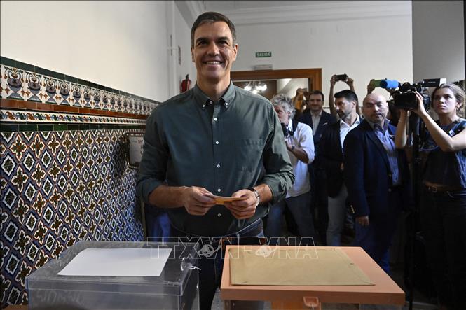 Thủ tướng Tây Ban Nha Pedro Sanchez, ứng cử viên của đảng Xã hội (PSOE), bỏ phiếu tại một địa điểm bầu cử ở Madrid, Tây Ban Nha, ngày 23/7/2023. Ảnh: AFP/TTXVN