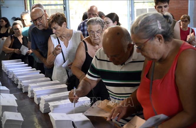 Cử tri Tây Ban Nha bỏ phiếu tại một địa điểm bầu cử  ở Badalona, Tây Ban Nha, ngày 23/7/2023. Ảnh: AFP/TTXVN