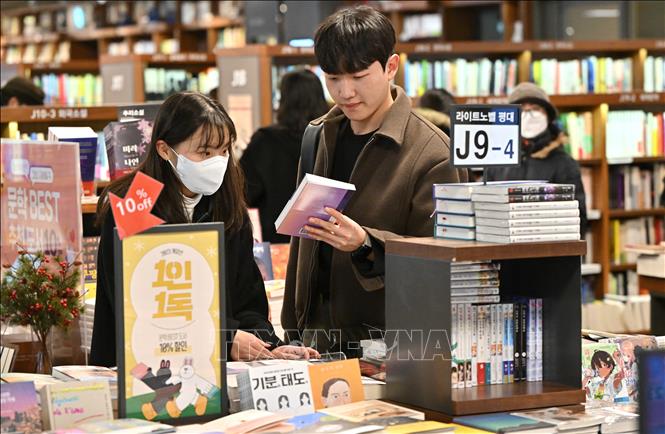 (tư liệu) Người dân đeo khẩu trang phòng lây nhiễm  COVID-19 tại một cửa hàng sách ở Seoul, Hàn Quốc, ngày 30/1/2023. Ảnh: AFP/TTXVN