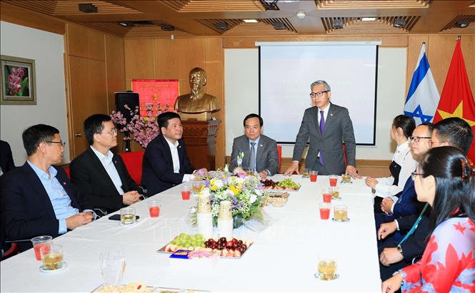 Đại sứ Lý Đức Trung phát biểu chào mừng Đoàn công tác do Phó Thủ tướng Trần Lưu Quang dẫn đầu đến thăm và làm việc với cán bộ, nhân viên Cơ quan đại diện Việt Nam tại Israel. Ảnh: Văn Ứng - PV TTXVN tại Israel