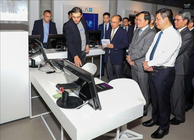 Phó Thủ tướng Chính phủ Trần Lưu Quang tới thăm Trung tâm Peres về Hòa bình và Đổi mới Sáng tạo ở thành phố Tel Aviv. Ảnh: Văn Ứng - PV TTXVN tại Israel